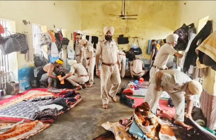 100 ਪੁਲਸ ਮੁਲਾਜ਼ਮਾਂ ਤੇ ਅਧਿਕਾਰੀਆਂ ਨੇ ਕੇਂਦਰੀ ਜੇਲ੍ਹ ’ਚ ਮਾਰਿਆ ਛਾਪਾ